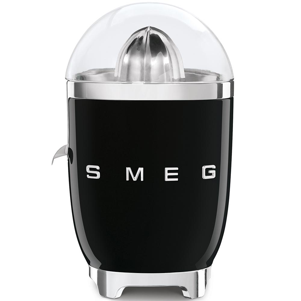 Schwarzer Entsafter mit transparentem Deckel. Silberne Akzente. Weißer Hintergrund. Smeg-Logo vorne.