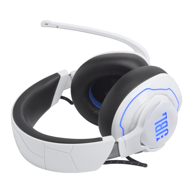Auriculares gaming JBL blancos. Detalles azules, almohadillas negras, fondo negro. Logo JBL visible.