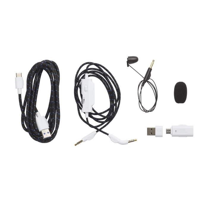 Varios cables negros, una caja de control blanca, un auricular, un micrófono y adaptadores USB sobre una superficie blanca.