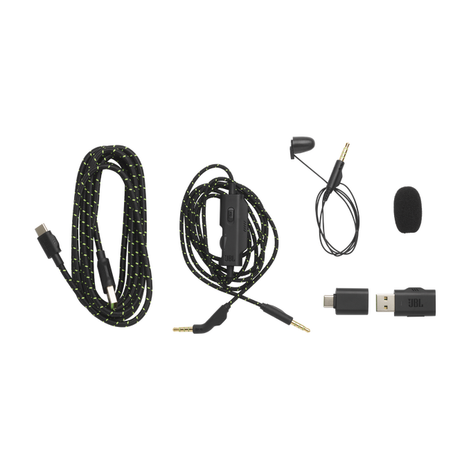 Varios cables y conectores de audio negros y verdes, incluido un micrófono, sobre fondo negro.