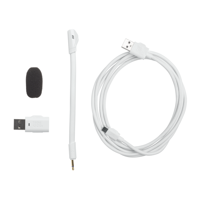 Accesorios de auriculares JBL blancos: un micrófono, un cable USB y una cubierta de viento de espuma.