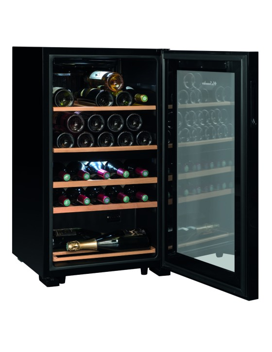 Un refrigerador de vino negro con la puerta abierta. Botellas de vino se exhiben en estantes de madera en el interior.
