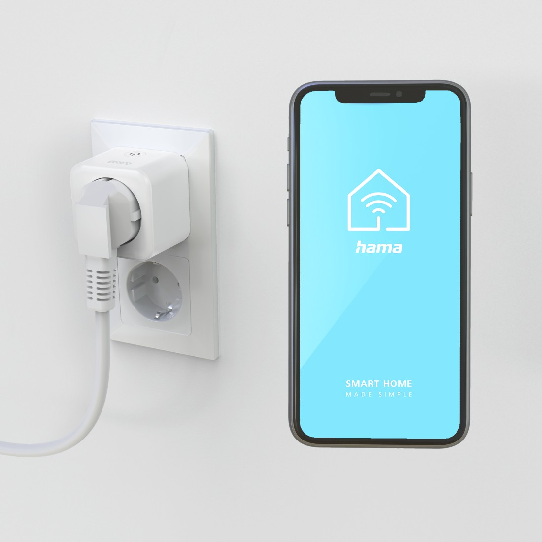 Ein Smart Plug ist in der Wand eingesteckt, ein Smartphone zeigt die Smart Home App.