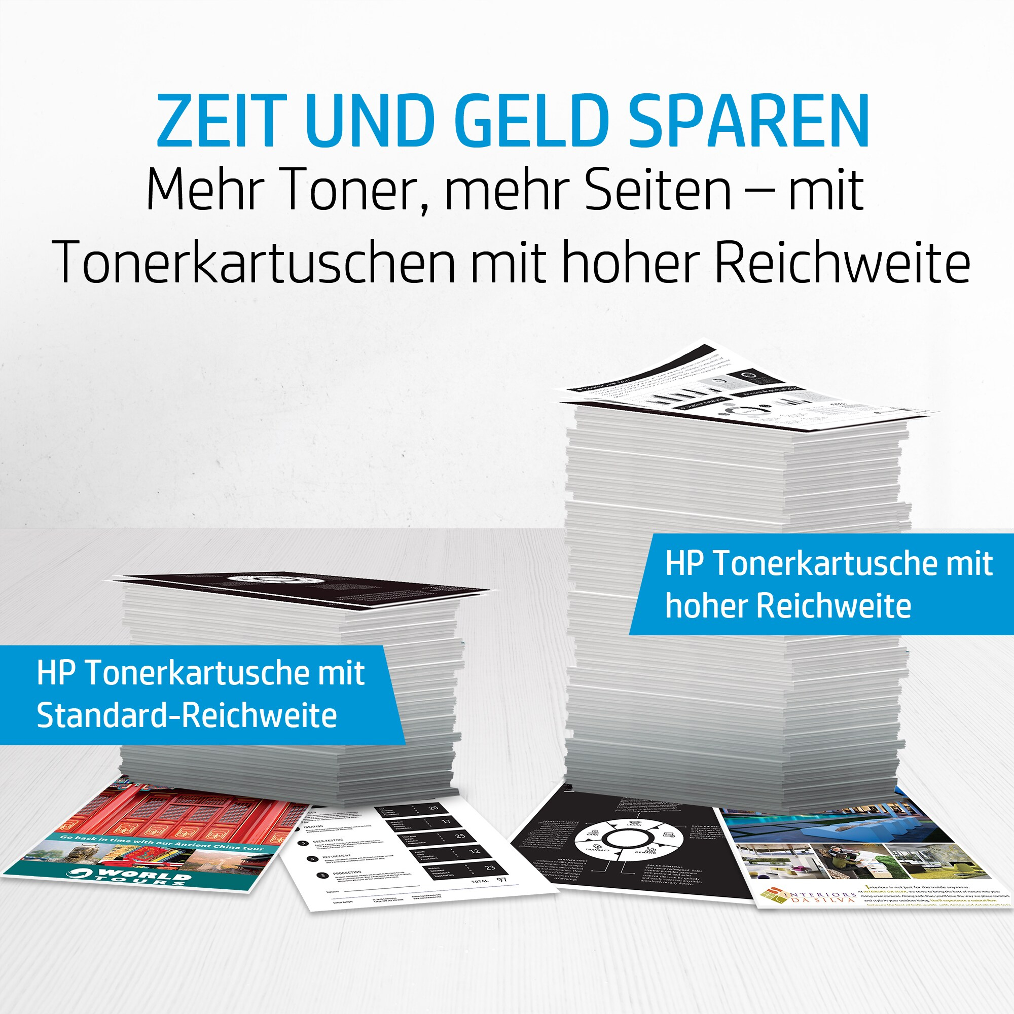 Papierstapel mit Texten, Vergleich der Tonerpatronen-Ergiebigkeit. Blauer Text-Overlay.