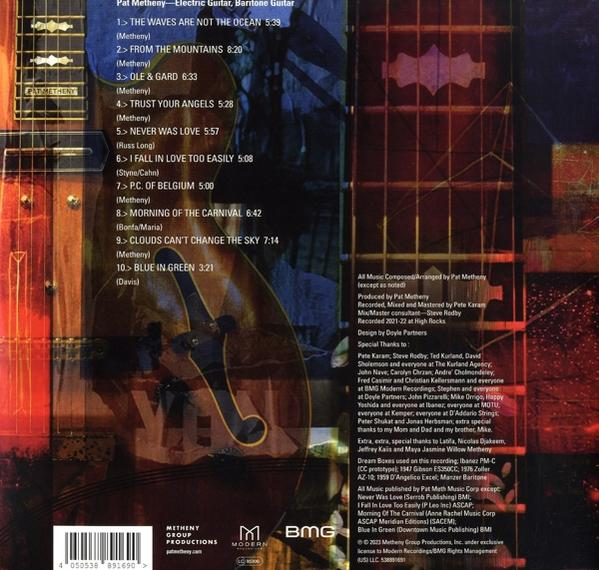 Album borító. Egy gitárral átfedett szöveg, amely a dalcímeket és a krediteket sorolja fel. A színek barna, piros és fekete.
