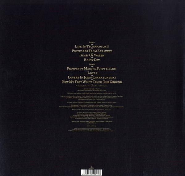 Schwarze Vinyl-Schallplatte mit Songtiteln und Credits. Die Schallplatte hat einen dunklen Hintergrund und weißen Text.