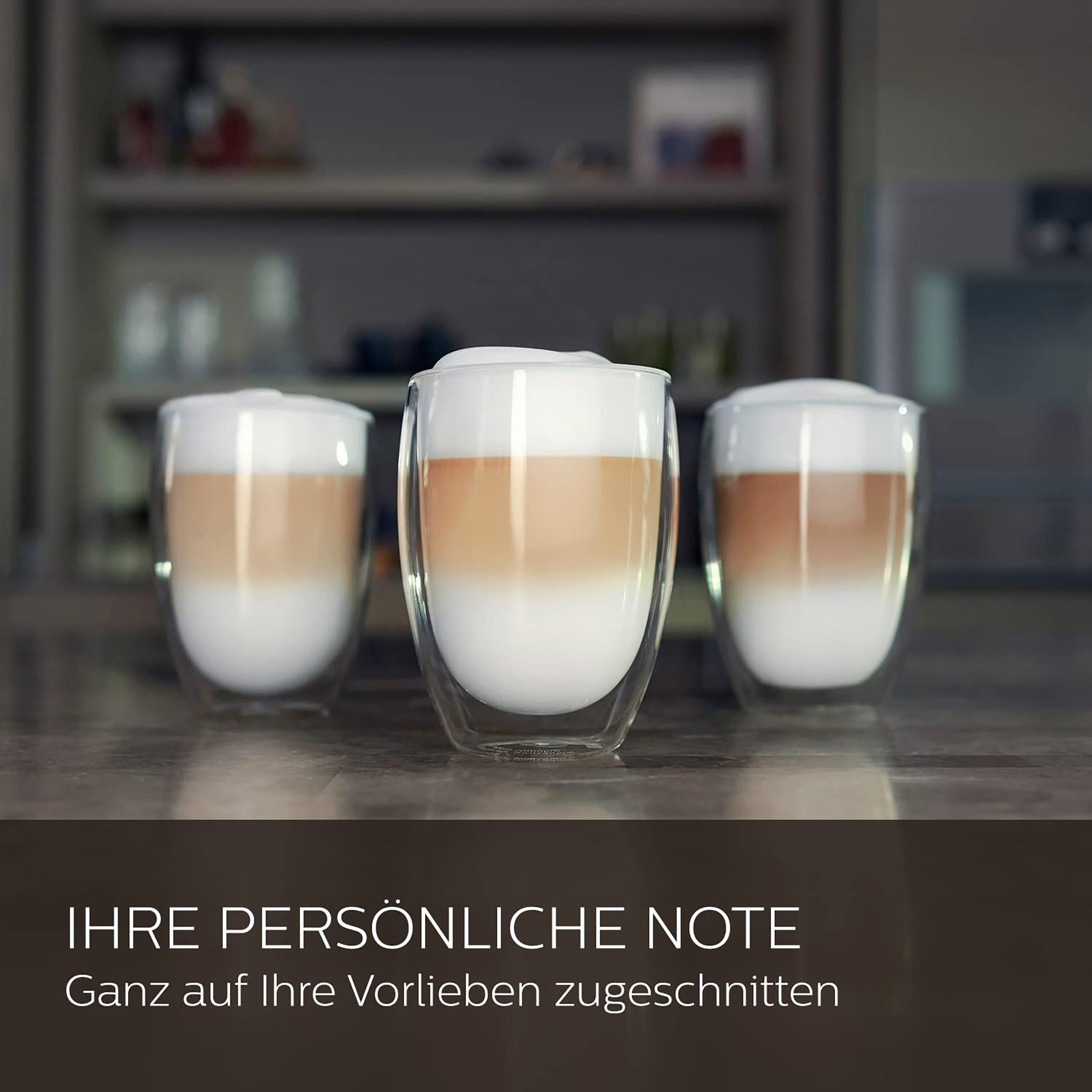 Drei Latte Macchiato Getränke in klaren Gläsern auf einer Theke mit Text.