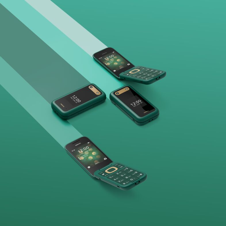Zöld kagylós telefonok zöld felületen. Némelyik nyitva, látszik a képernyő. Zöld háttér.