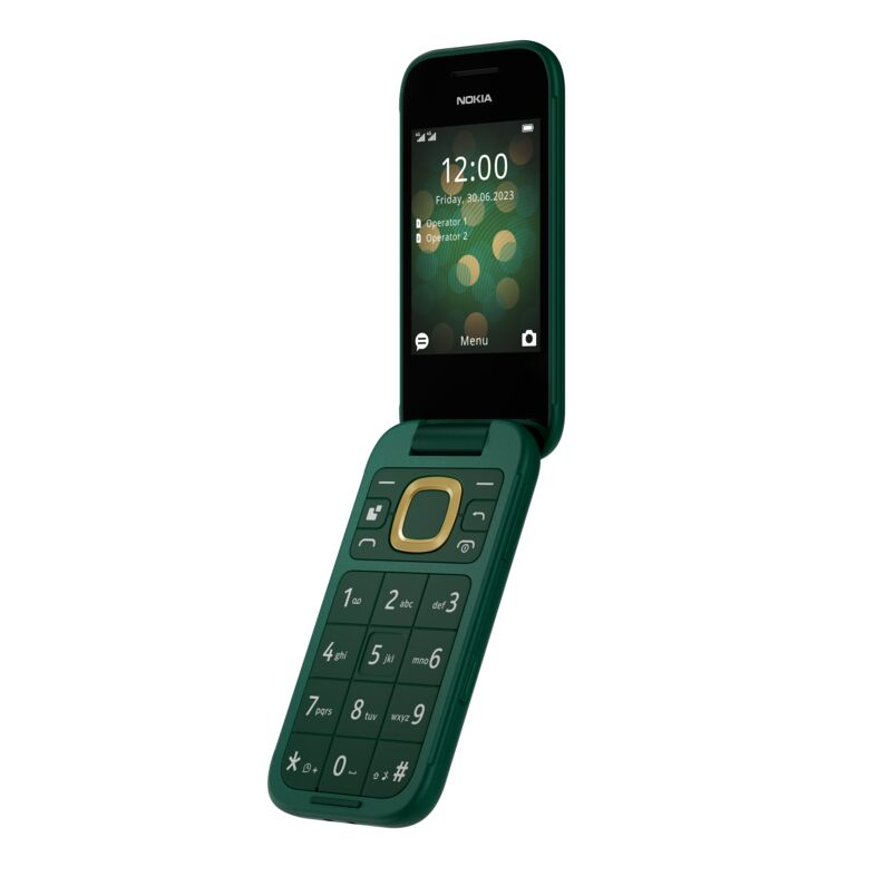Zöld Nokia kagylótelefon nyitva. A képernyőn az idő és a dátum látható. Háttér: Fehér felület.