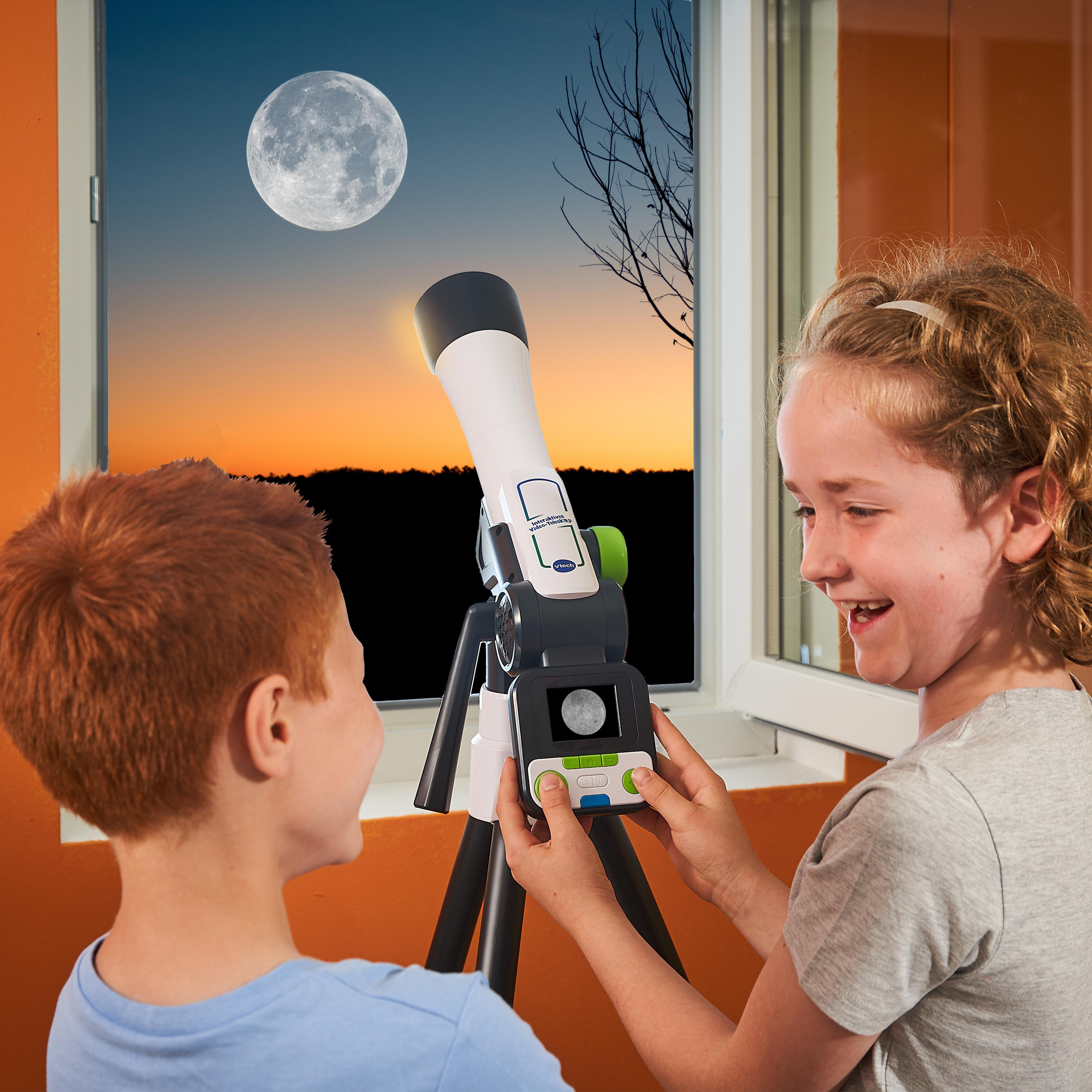 Zwei Kinder benutzen ein Teleskop und betrachten den Mond am Nachthimmel durch ein Fenster.