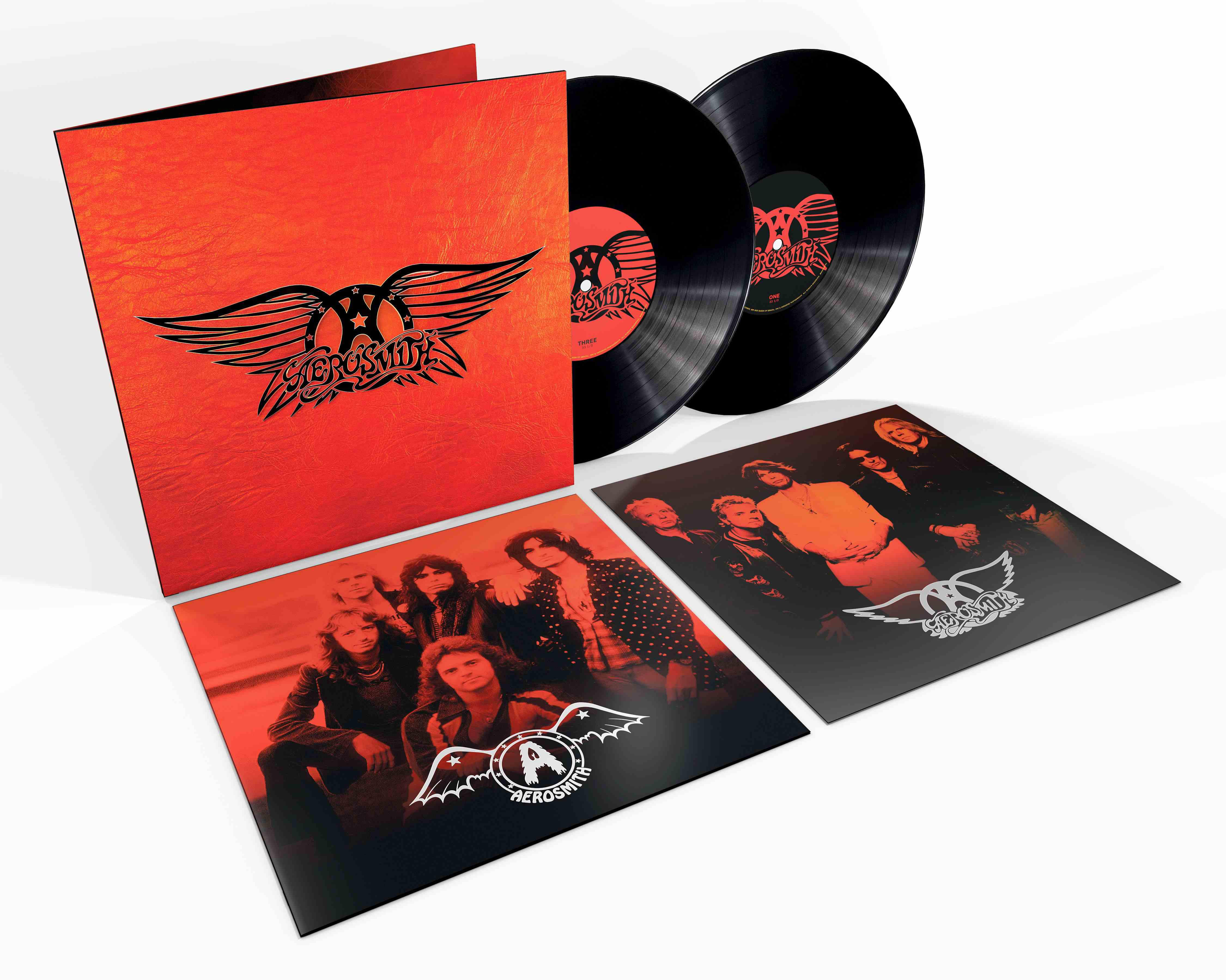 Aerosmith-Albumcover, zwei Vinylplatten und zwei Innenhüllen mit Bandfotos, roter Hintergrund.