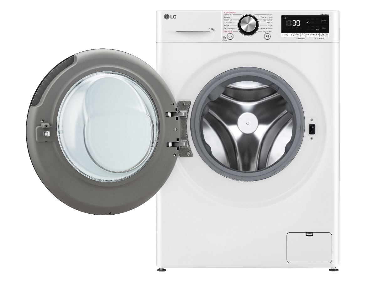 Kapısı açık beyaz bir LG çamaşır makinesi, tamburu ortaya çıkarıyor.