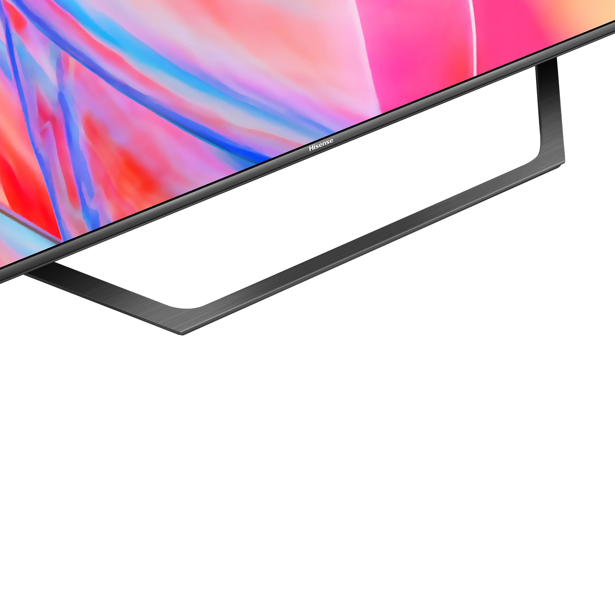 Primer plano de un televisor Hisense, con marco negro y pantalla colorida.
