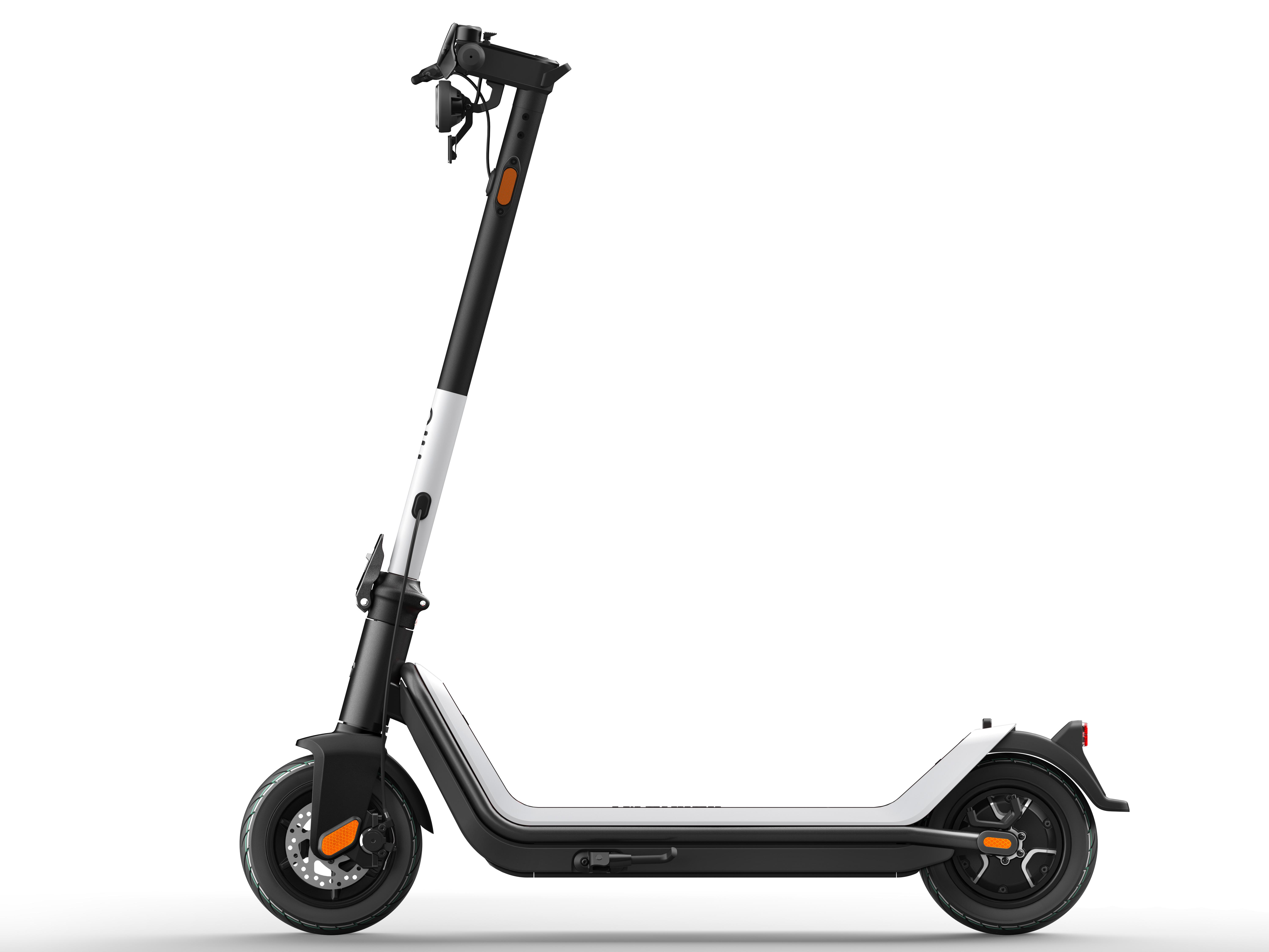 Ein Elektroroller mit schwarzem Rahmen, weißem Körper und orangefarbenen Akzenten, isoliert auf weißem Hintergrund.