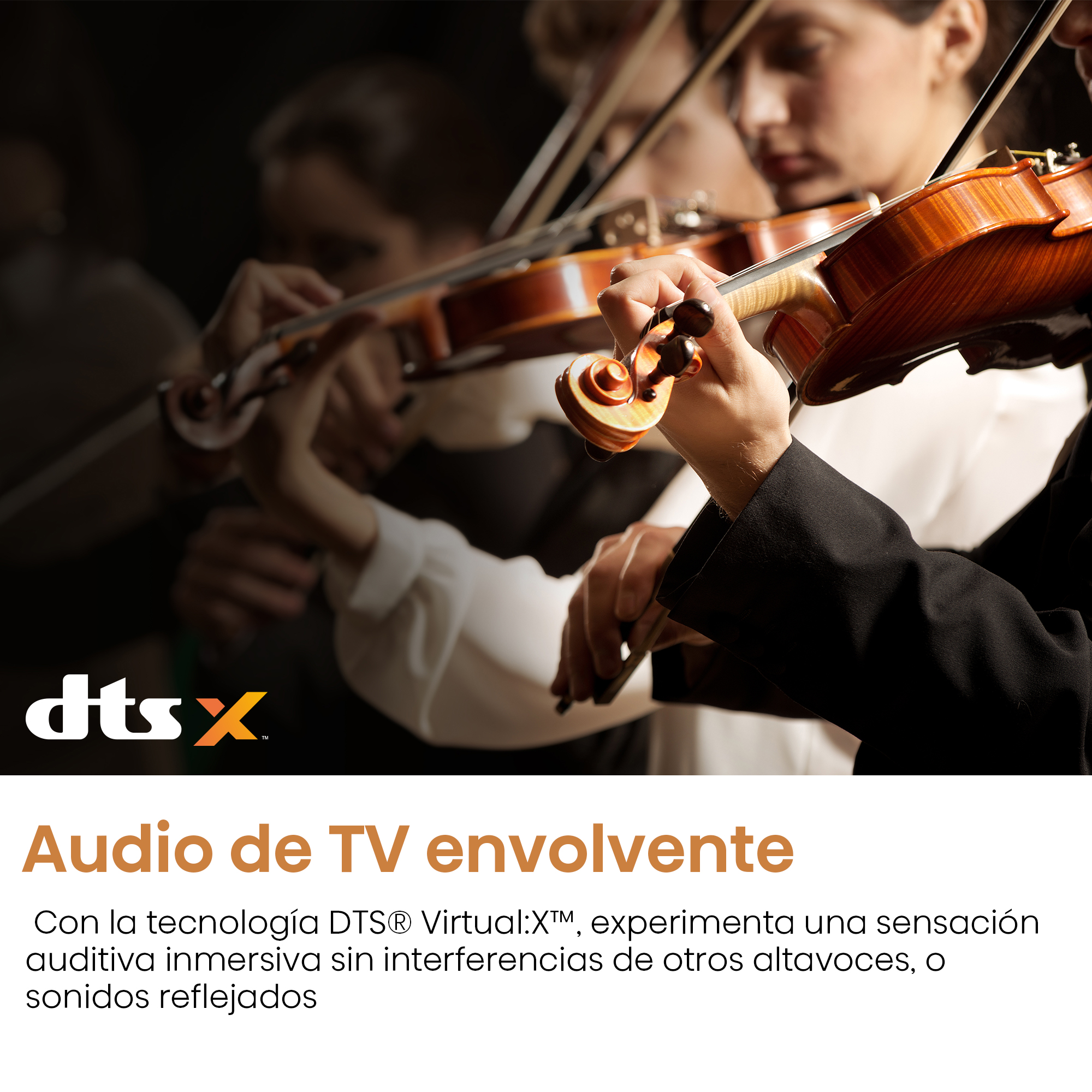 Orquesta tocando violines. Músicos con trajes negros. Logotipo DTS:X en la esquina inferior izquierda.