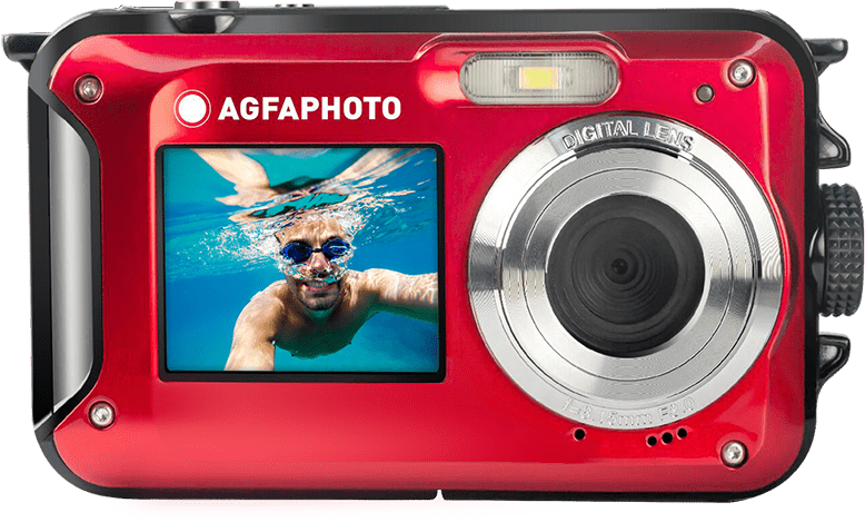 Un appareil photo rouge étanche avec un écran montrant une personne nageant dans l'eau.
