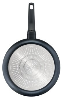 Spód czarnej patelni z długim uchwytem, ​​pokazujący konstrukcję dna indukcyjnego.