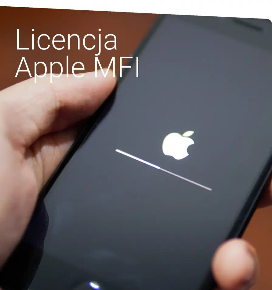 Dłoń trzymająca czarny smartfon z logo Apple i paskiem ładowania, z napisem "Licencja Apple MFI".