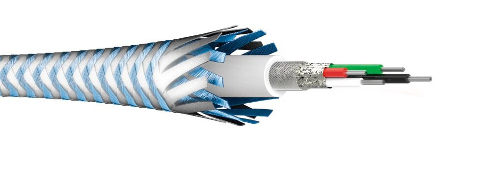 Zbliżenie przeciętego kabla. Kabel ma niebiesko-białą plecioną warstwę zewnętrzną i kilka wewnętrznych przewodów.