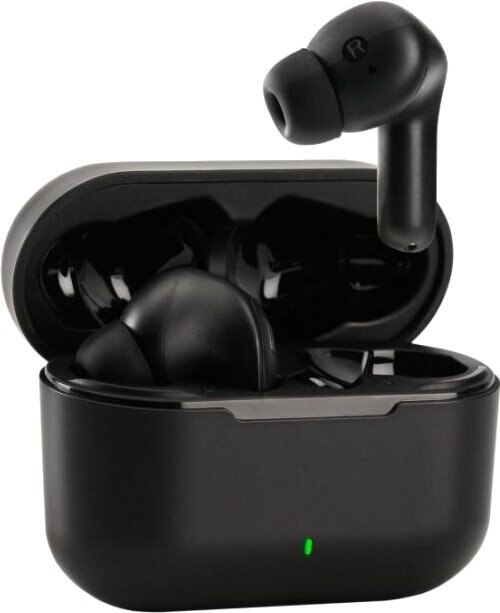 Czarne słuchawki w etui ładującym. Widoczne zielone światło. Białe tło.