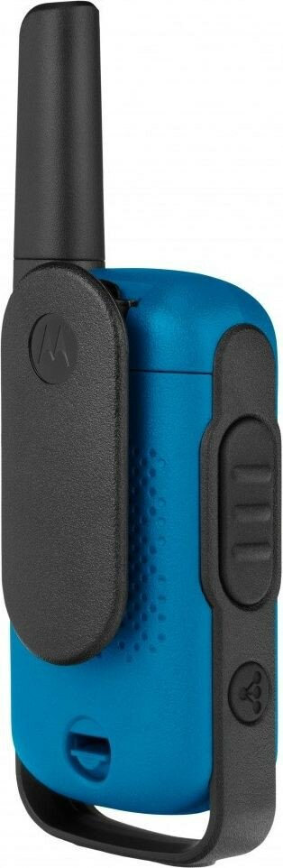 Niebieskie walkie-talkie Motorola. Ma czarny klips i boczne przyciski. Czarne tło.