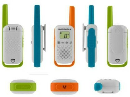 Wiele krótkofalówek w różnych orientacjach. Urządzenia są białe, niebieskie i pomarańczowe.