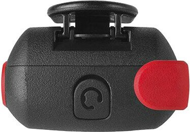 Czarne urządzenie z czerwonymi akcentami, przyciskiem z krzywą linią.