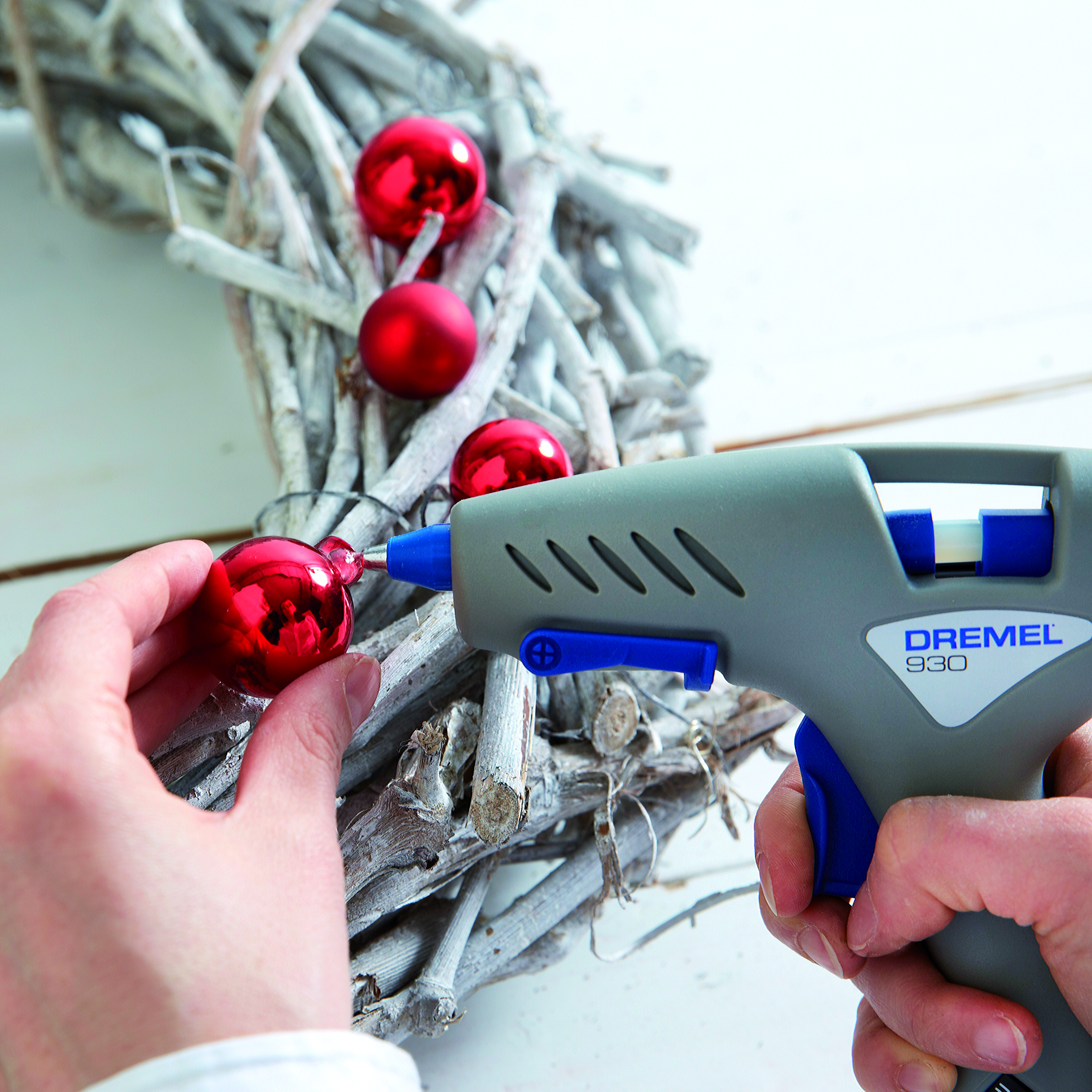 Egy Dremel SpeedClic készlet vágótárcsákkal, kék-átlátszó műanyag tokban.