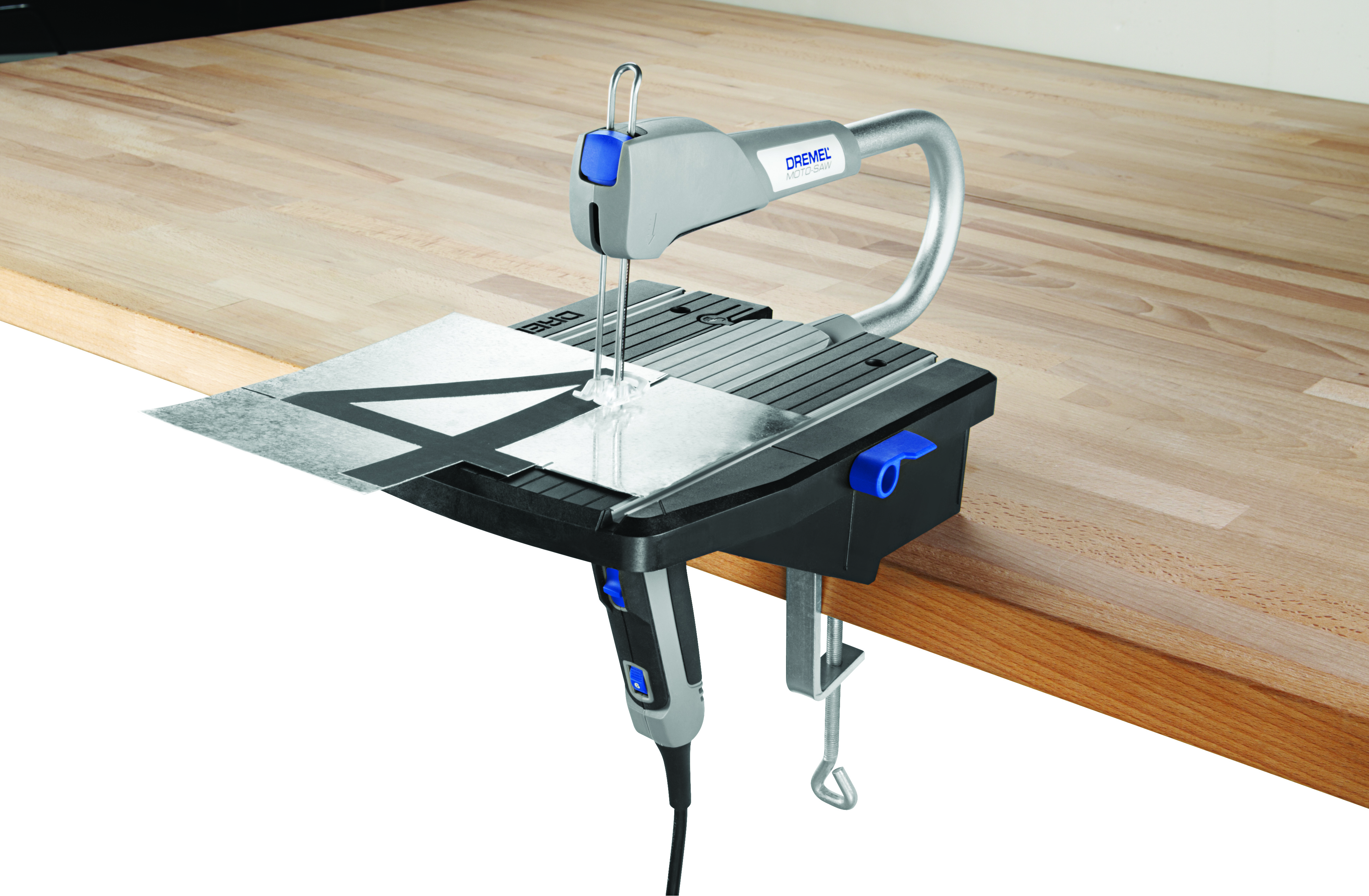 Egy Dremel Moto-Saw egy fémlemezt vág, amelyre egy 4-es van rajzolva.
