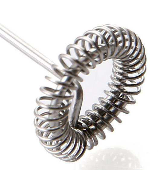 Közelkép egy fém tejhabosító fejről. Spirál design, fényes, fehér alapon izolált.