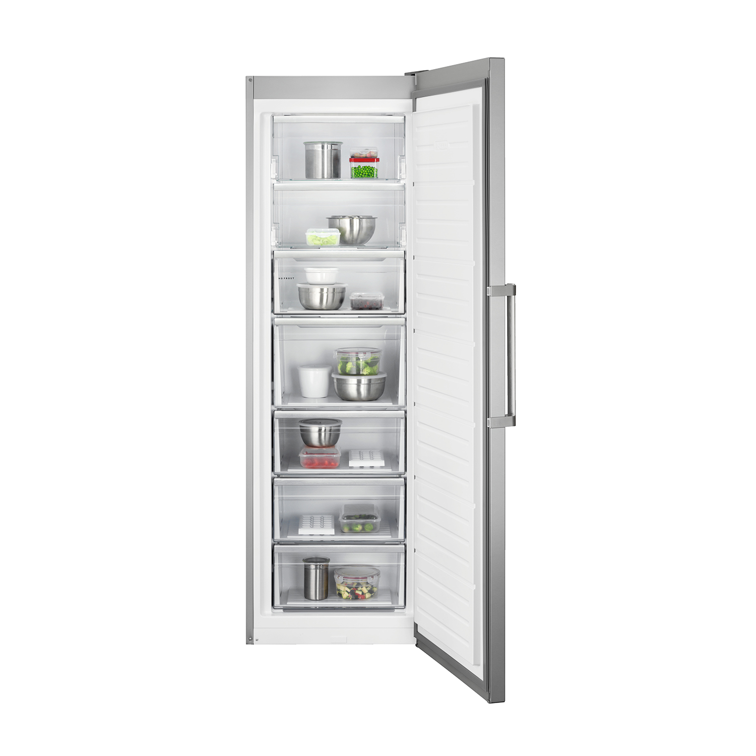 Frigorifero in acciaio inox con porta aperta. Cassetti con alimenti all'interno.