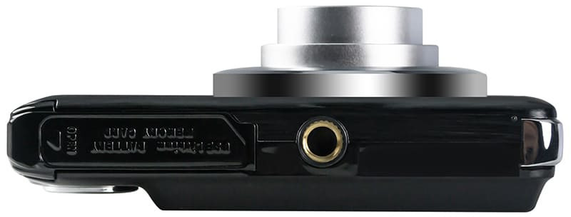 Zijaanzicht van een zwarte camera. Het heeft een geheugenkaartsleuf, een batterijklep en een koptelefoonaansluiting.