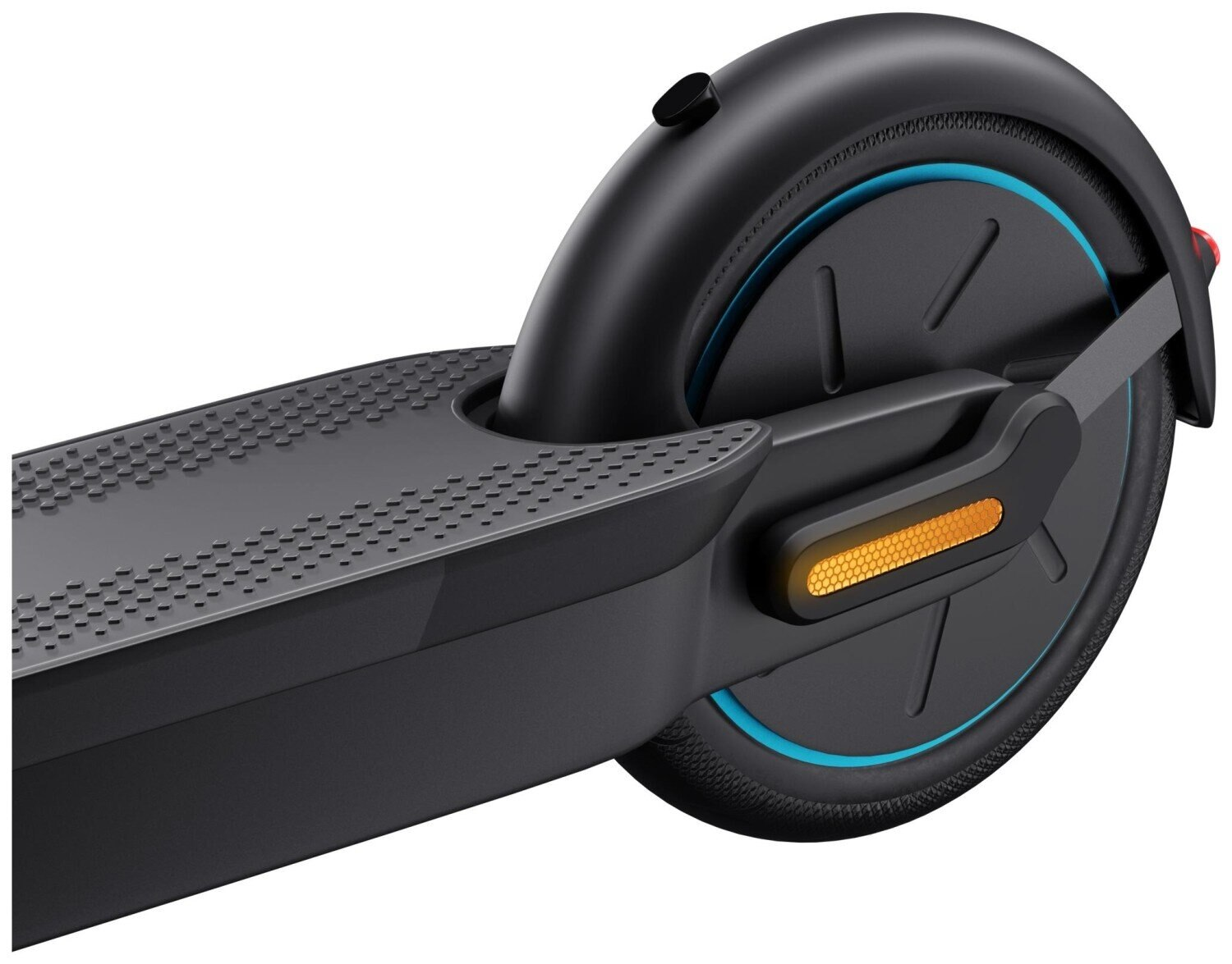 Zbliżenie tylnego koła i pokładu czarno-szarej hulajnogi, z niebieskimi akcentami i odblaskiem.