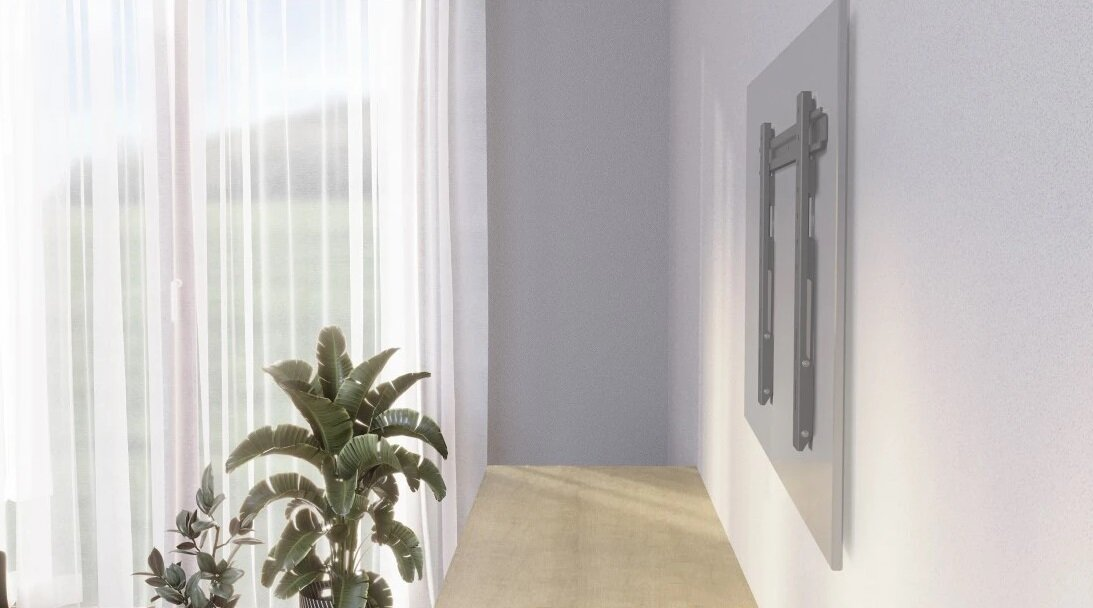 Wnętrze z oknem, białymi zasłonami, rośliną i ścianą z uchwytem. Widoczna jest drewniana podłoga.