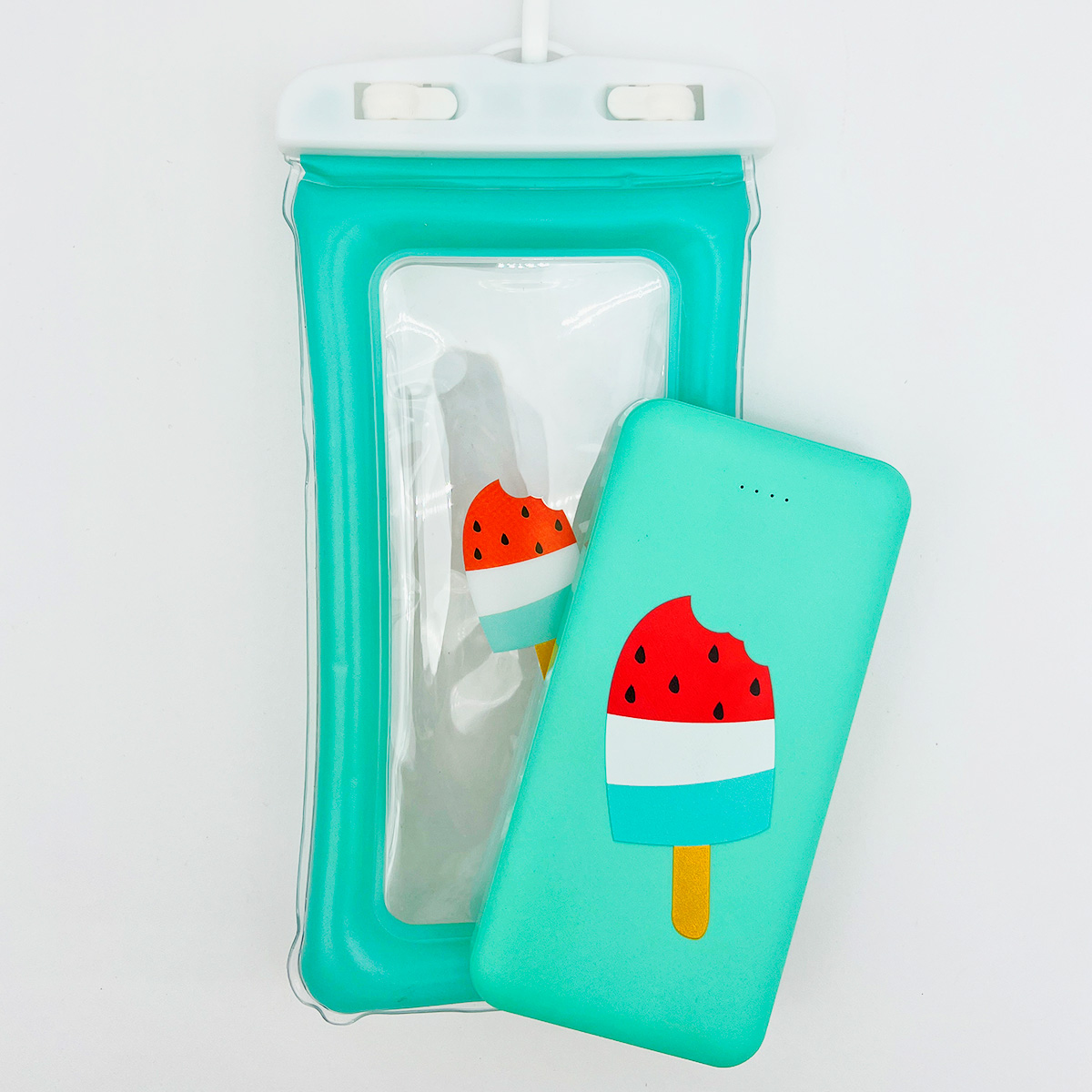 Funda de teléfono impermeable verde agua con un helado verde al lado de un banco de energía verde.