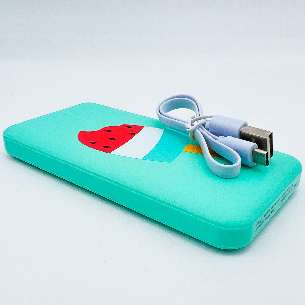 Un banco de energía turquesa con un diseño de helado y un cable USB blanco, aislado sobre fondo blanco.
