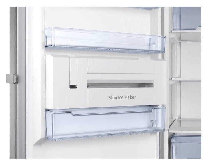 Wnętrze lodówki. Widoczne białe plastikowe półki i kostkarka do lodu. Nowoczesny design.