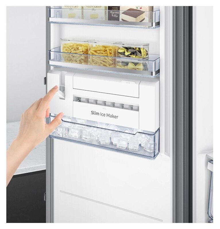 Ręka sięga po dozownik lodu w lodówce. Widoczne są przezroczyste kostki lodu.