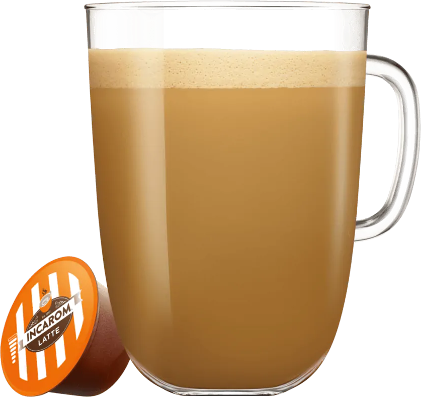 Una tazza di latte macchiato con una cialda di caffè accanto, su sfondo scuro.