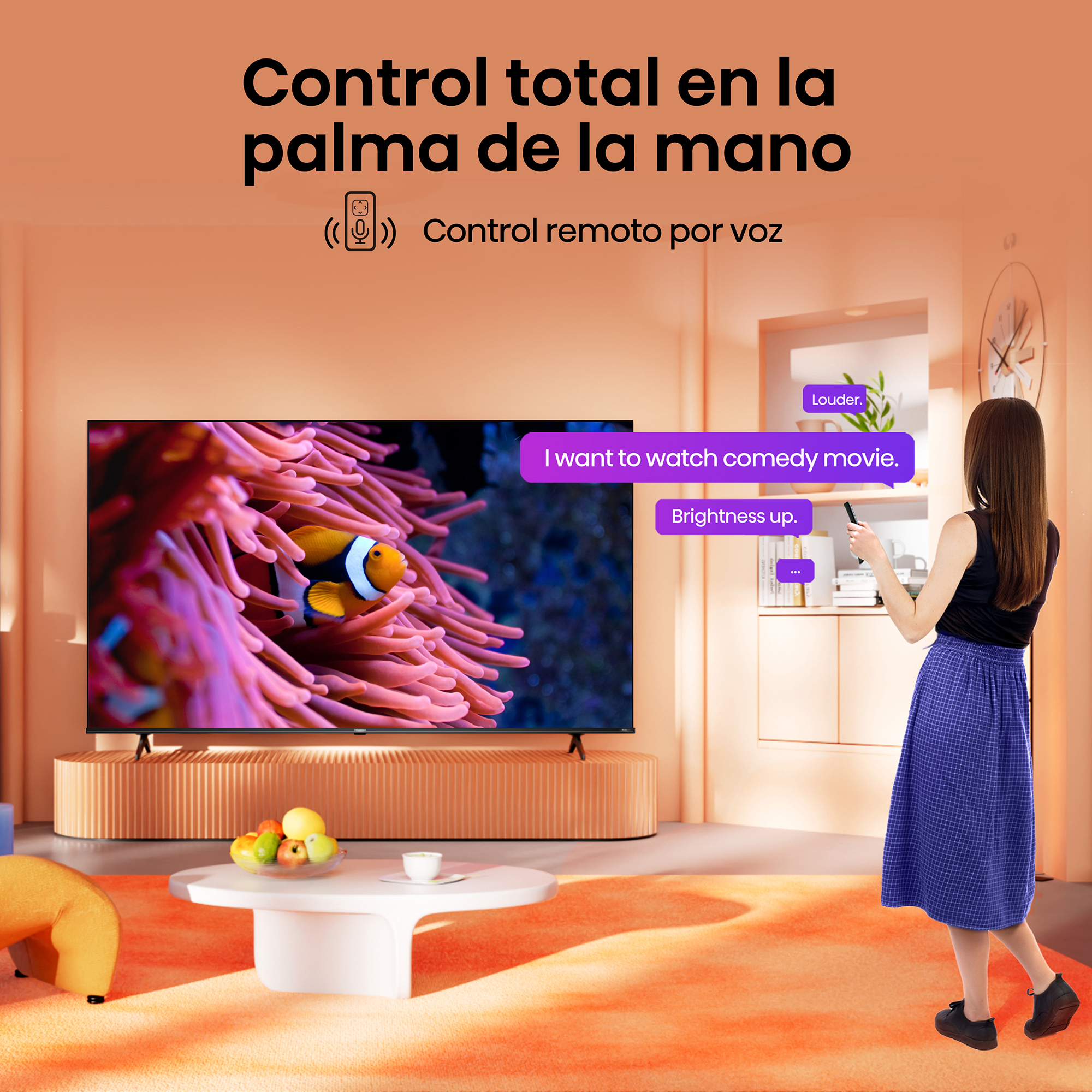 Una mujer usa un control remoto en una habitación elegante con un televisor, interactuando con el control por voz.