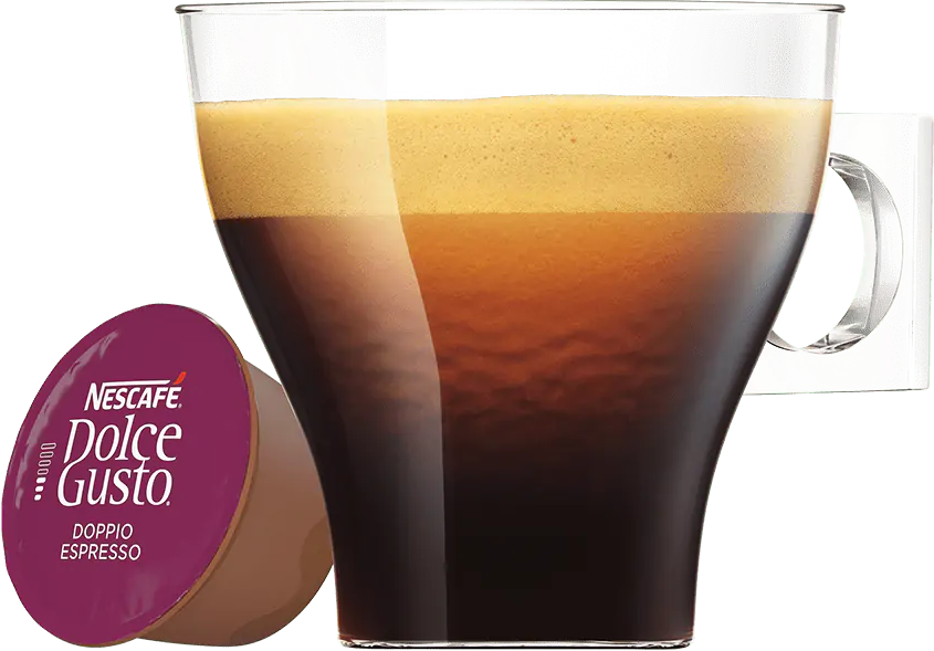 Glas Kaffee und eine Dolce Gusto Kapsel. Der Kaffee hat Schaum. Lila Kapsel links.