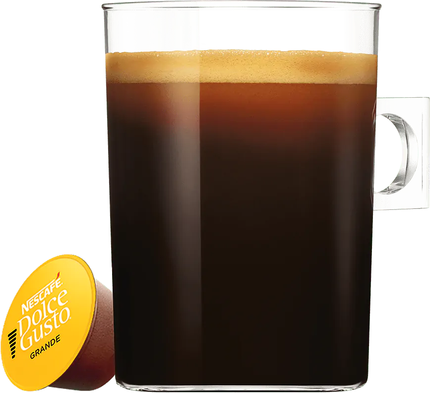 Ein klares Glas mit dunklem Kaffee und Schaum gefüllt. Eine Dolce Gusto Grande Kaffeekapsel liegt links.