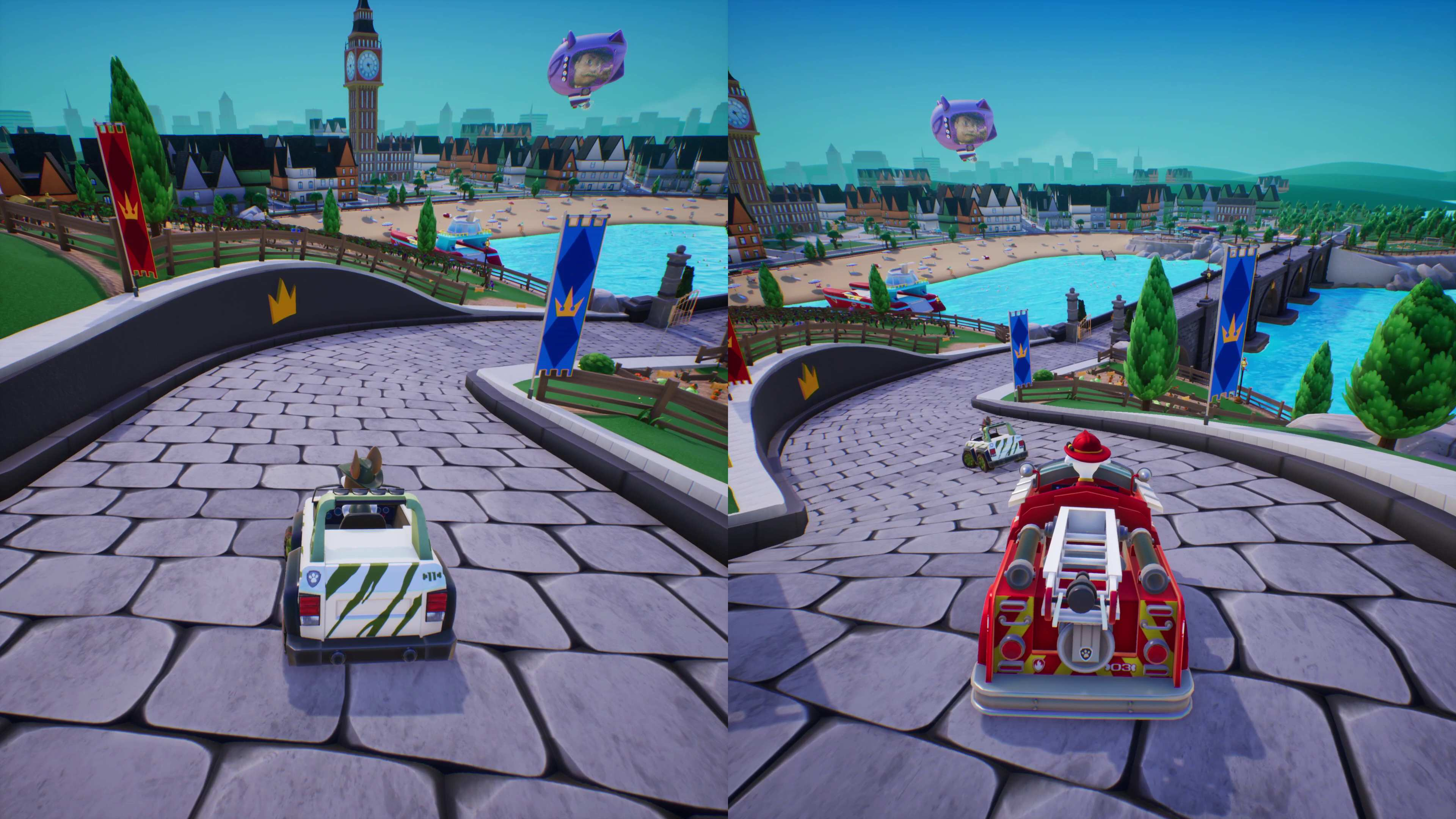 Zwei Spielzeugautos auf einer Kopfsteinpflasterstraße, in einer cartoonartigen Stadtlandschaft.