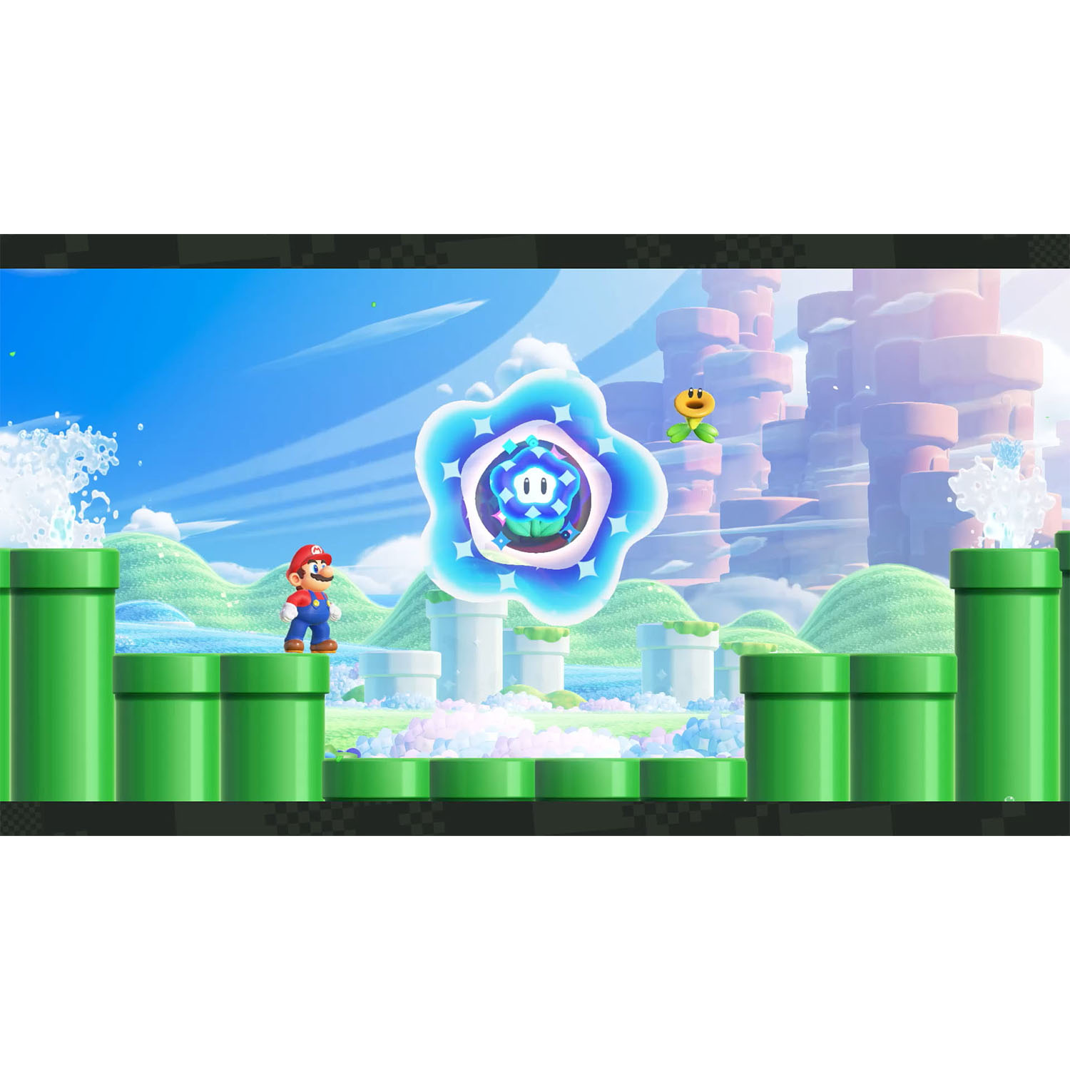 Mario in piedi in un livello con tubi verdi, un fiore blu e uno sfondo di cielo.