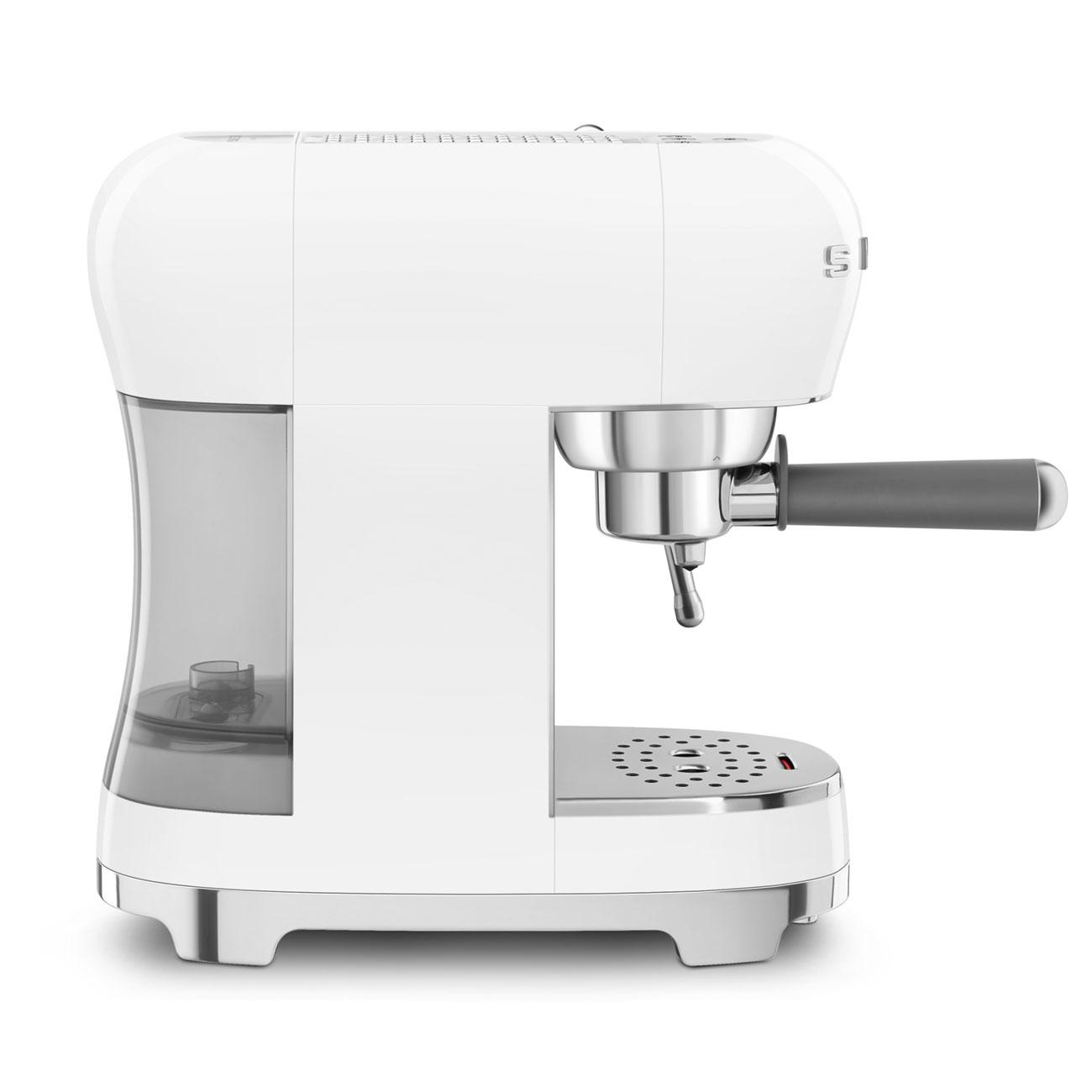 Weiße Espressomaschine mit Wassertank links und Griff rechts.