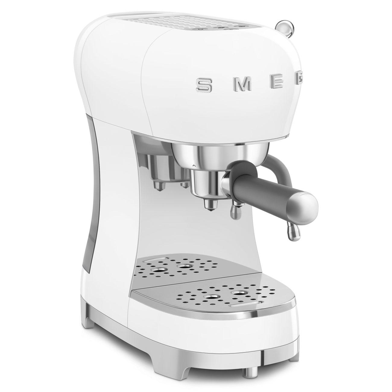 Weiße SMEG Espressomaschine. Es hat silberne Details und ein Tablett. Der Hintergrund ist weiß.