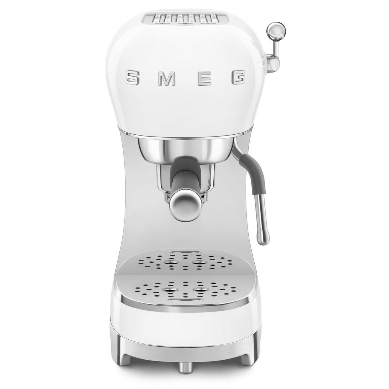 Weiß-silberne SMEG Espressomaschine.