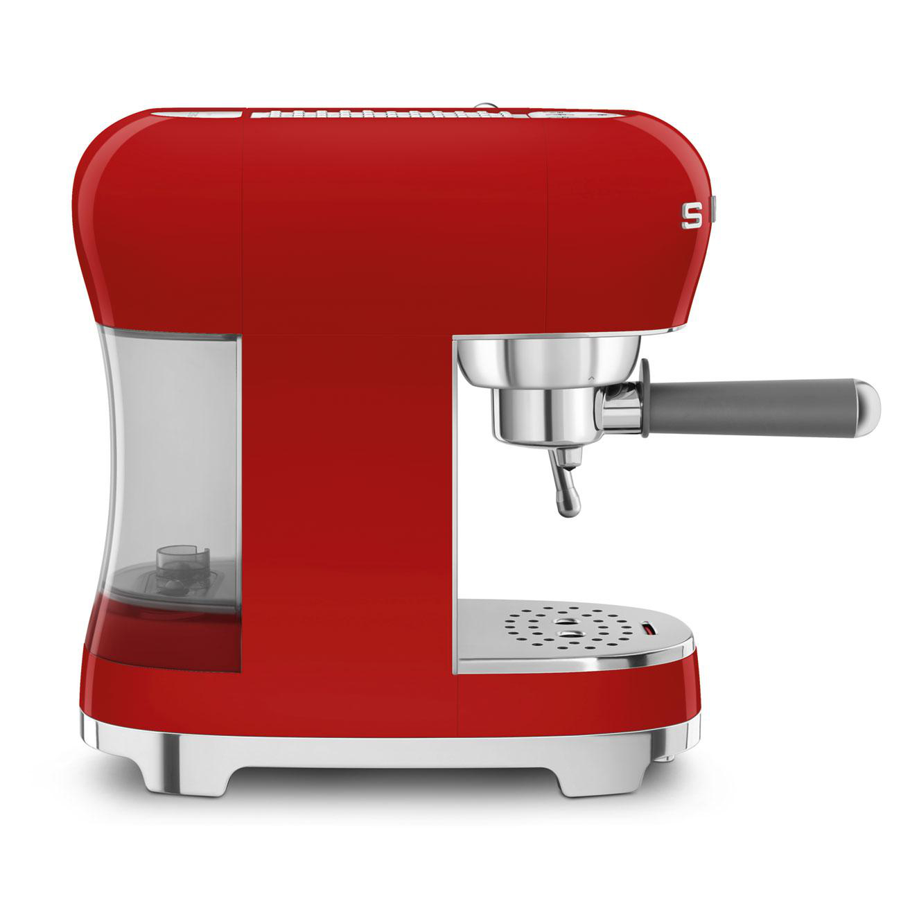 Rote SMEG Espressomaschine mit Wassertank und Siebträger. Die Maschine steht auf einer weißen Oberfläche.