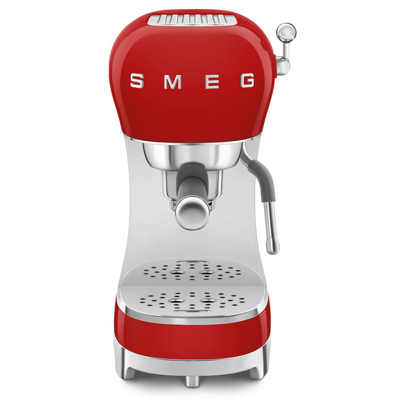 Eine rote SMEG Espressomaschine mit silberner Basis und Akzenten, isoliert auf weißem Hintergrund.