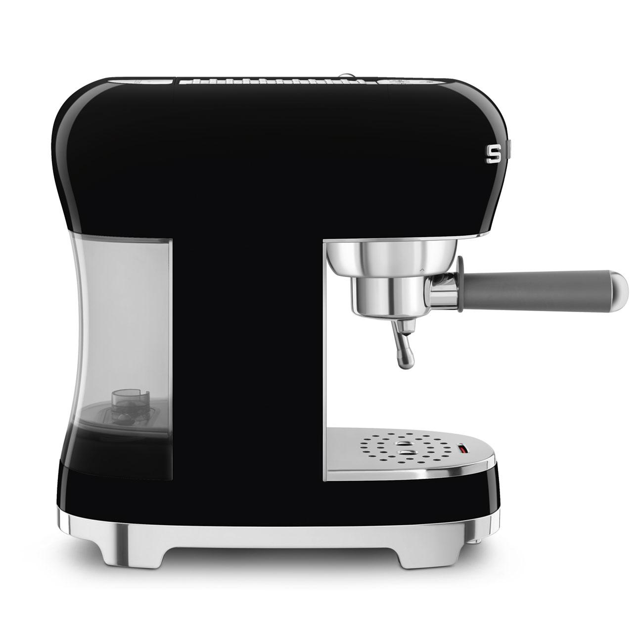 Eine schwarze Espressomaschine. Sie hat einen Wassertank, einen Siebträger und eine kleine Tasse.